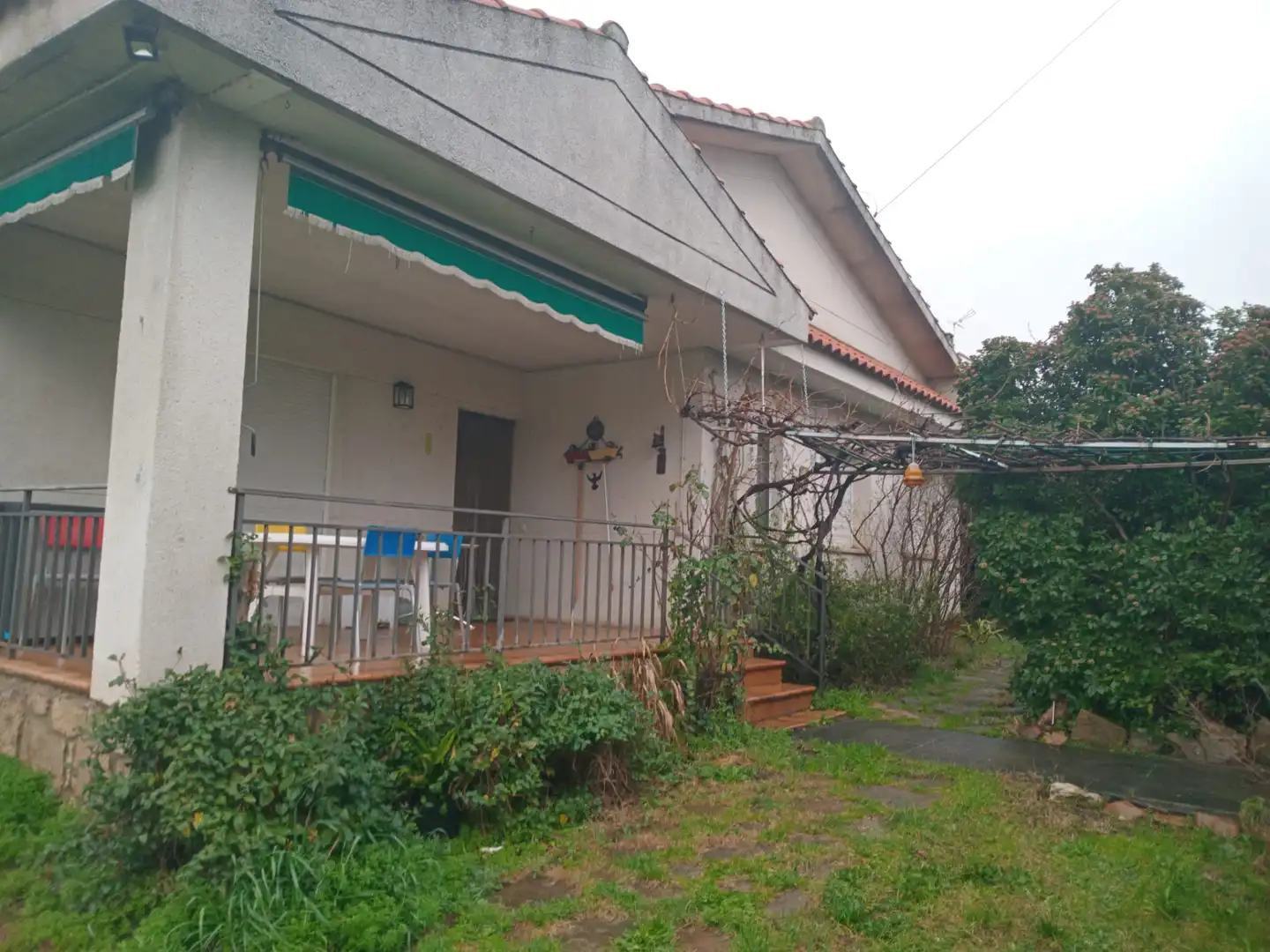 Vista exterior de Casa o xalet en venda en El Casar amb Calefacció, Jardí privat i Terrassa