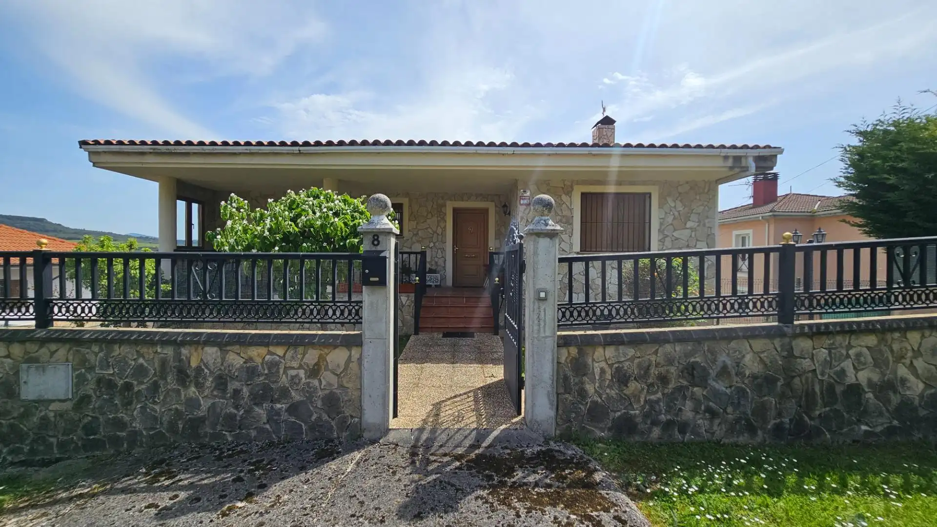 Außenansicht von Haus oder Chalet zum Verkauf in Valle de Mena mit Heizung, Privatgarten und Terrasse