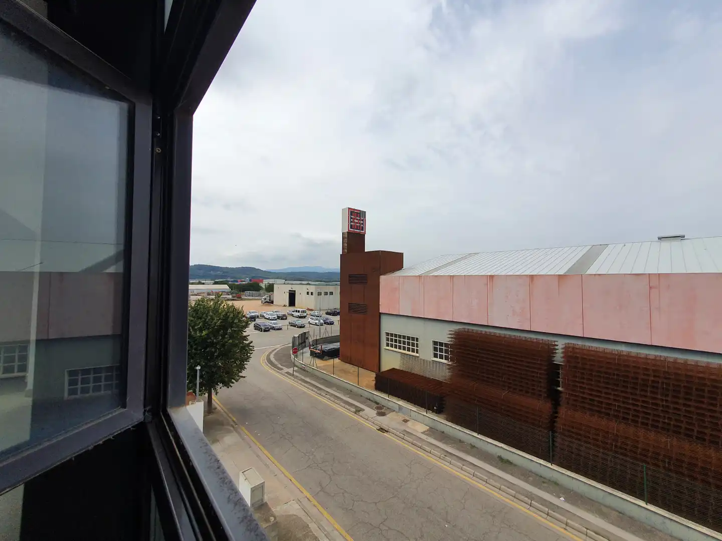 Vista exterior de Oficina en venda en Celrà amb Traster