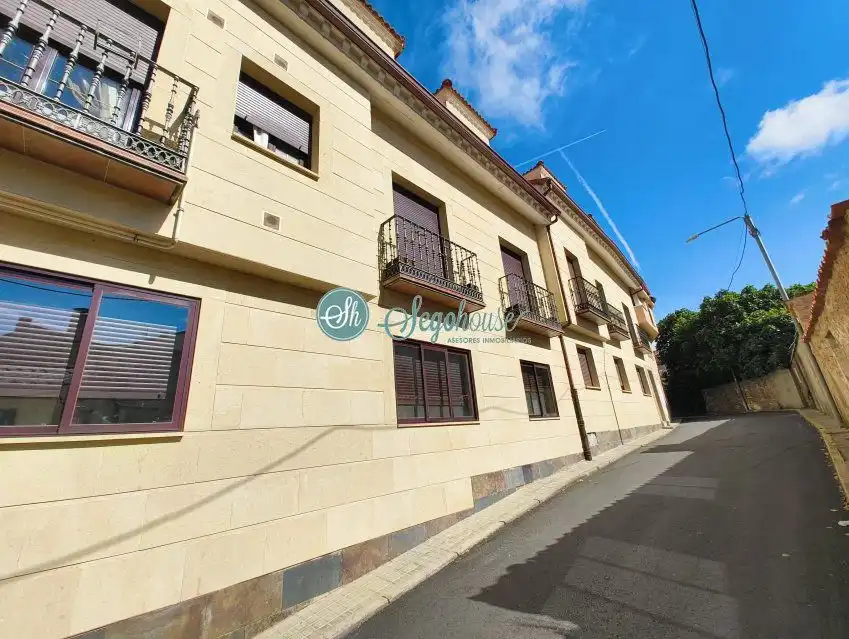 Vista exterior de Pis en venda en La Lastrilla  amb Calefacció i Traster