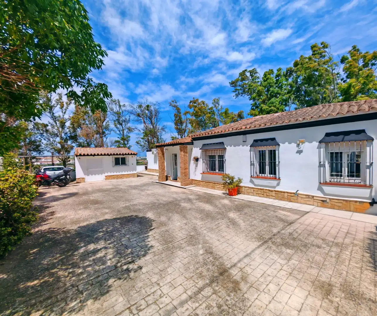 Exterior view of Houses for sale in Chiclana de la Frontera  with Air Conditioner, Swimming Pool and Furnished
