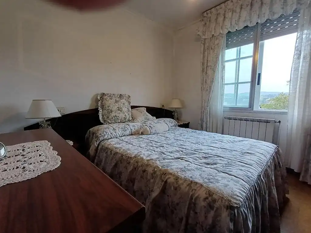 Dormitori de Casa o xalet en venda en Mondariz amb Calefacció, Jardí privat i Parquet