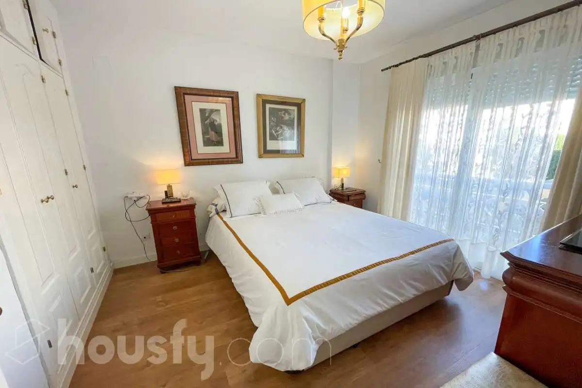 Dormitori de Casa o xalet en venda en Bormujos amb Aire condicionat, Jardí privat i Terrassa