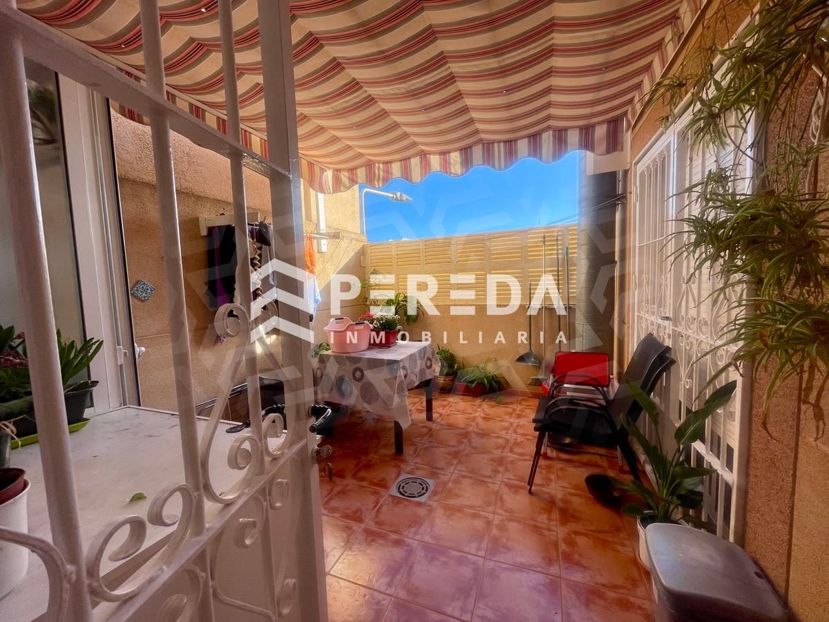 Vista exterior de Casa o xalet en venda en Roquetas de Mar amb Aire condicionat