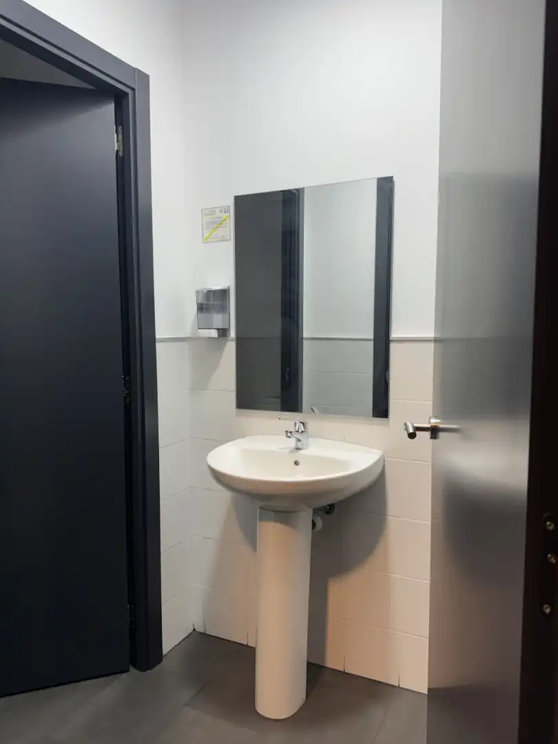 Badezimmer von Geschaftsraum zur Miete in Castrillón mit Internet