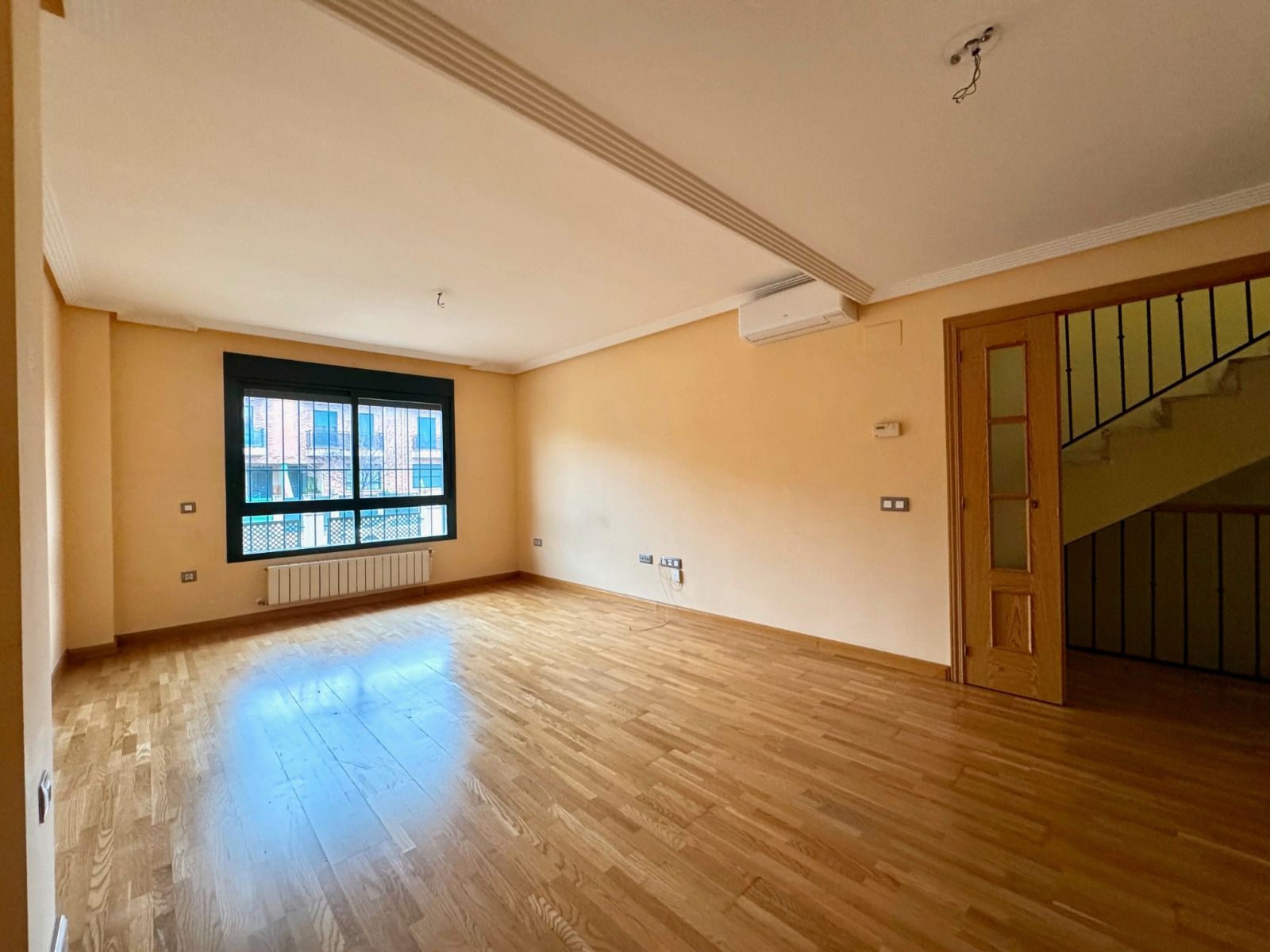 Sala d'estar de Casa adosada en venda en Cáceres Capital amb Aire condicionat, Calefacció i Jardí privat