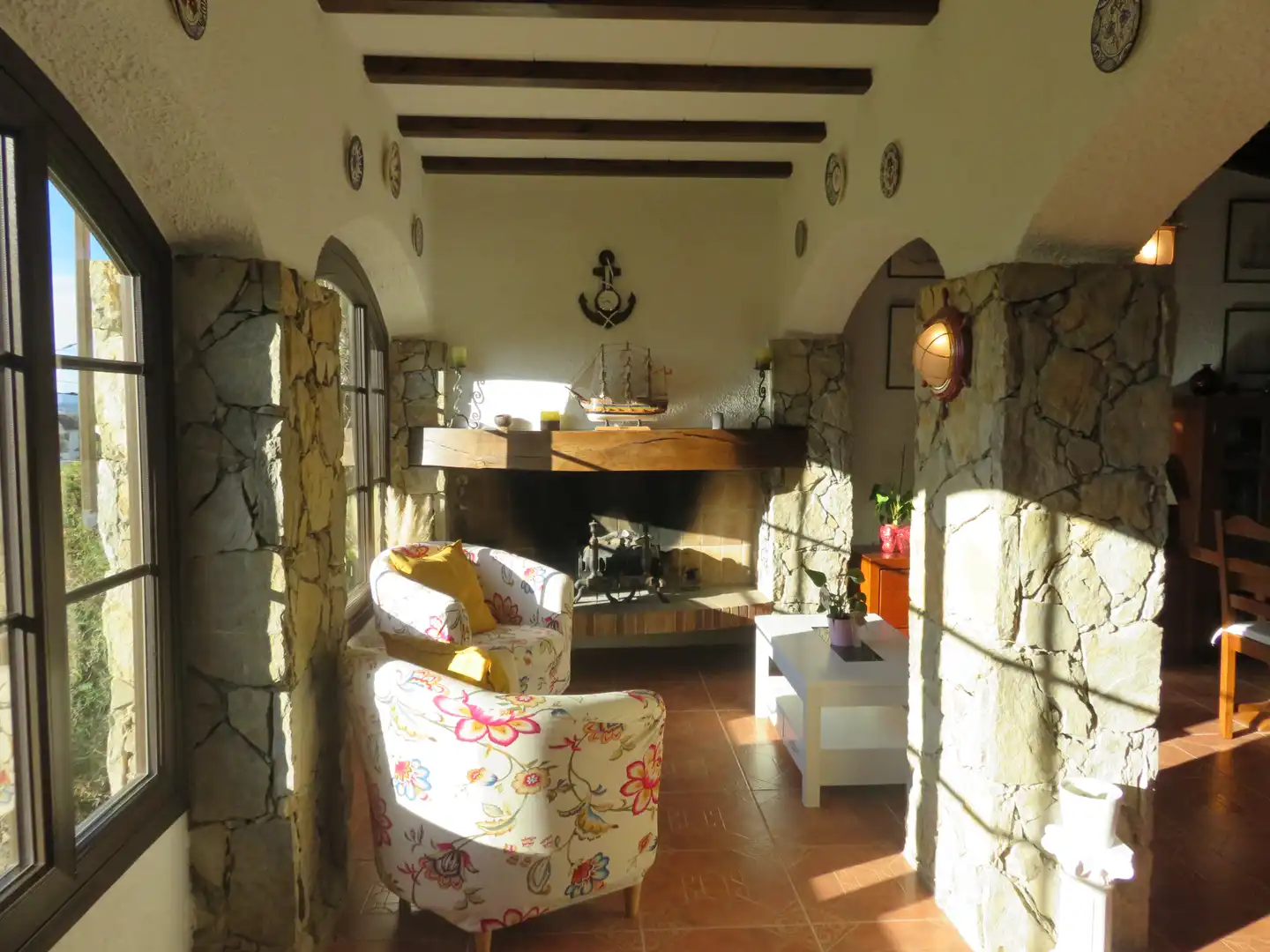 Sala de estar de Casa adosada en venta en L'Estartit con Aire acondicionado, Calefacción y Jardín privado