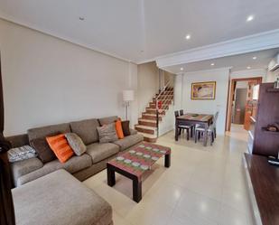 Sala d'estar de Casa adosada en venda en Torrevieja amb Aire condicionat, Calefacció i Jardí privat