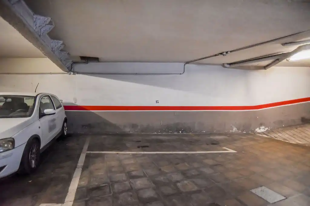 Aparcament de Garatge en venda en Centre - Sant Oleguer