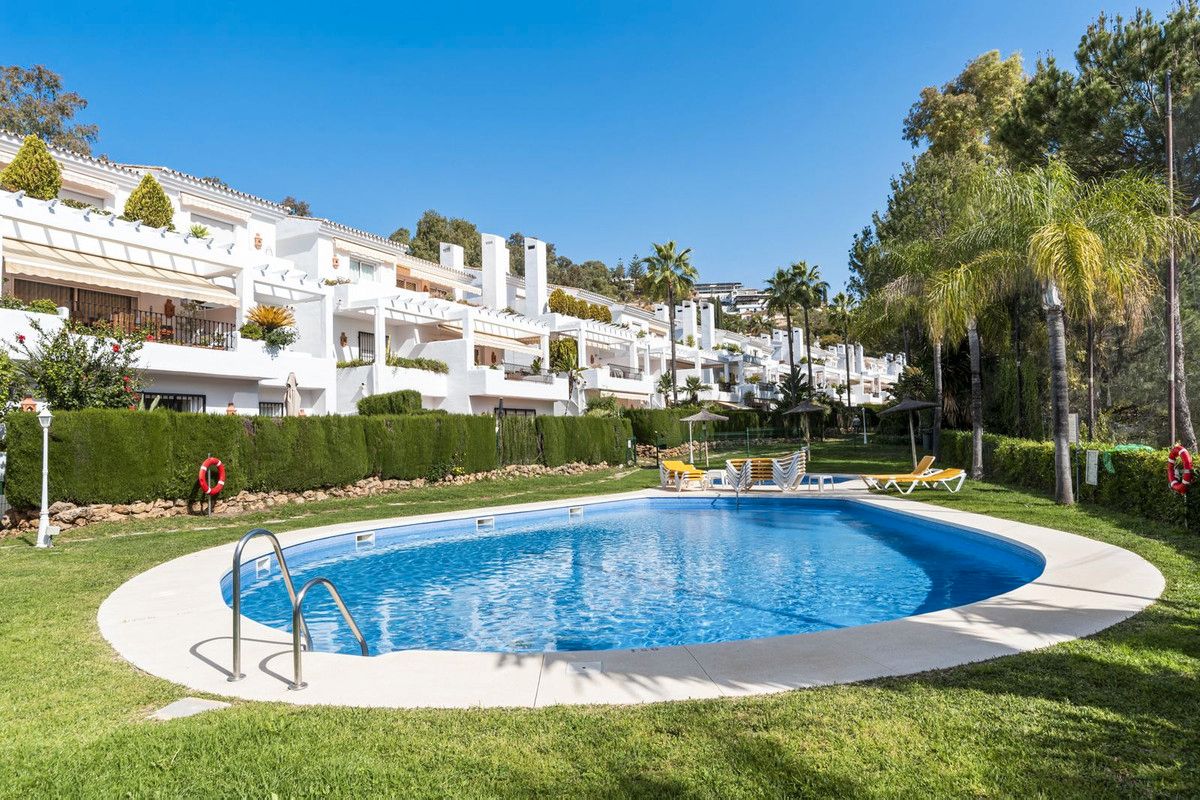 Jardí de Dúplex en venda en Benahavís amb Aire condicionat, Terrassa i Traster