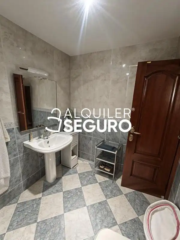 Baño de Piso de alquiler en Granada con Terraza y Amueblado