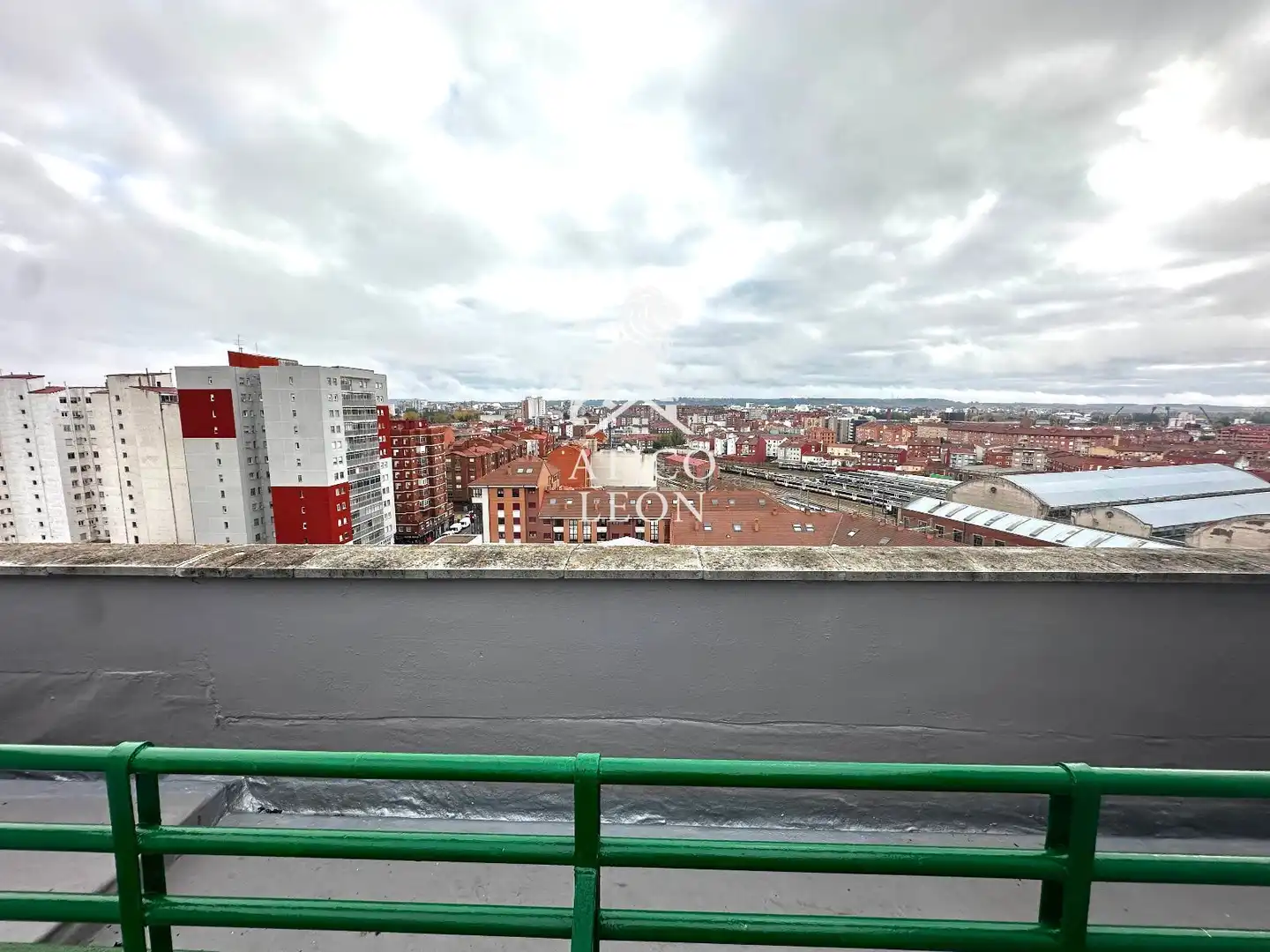 Vista exterior de Àtic en venda en San Andrés del Rabanedo amb Calefacció, Terrassa i Traster