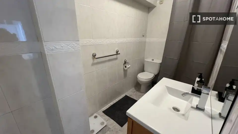 Bathroom of Flat for rent in Madrid  with Air Conditioner, Heating and Furnished