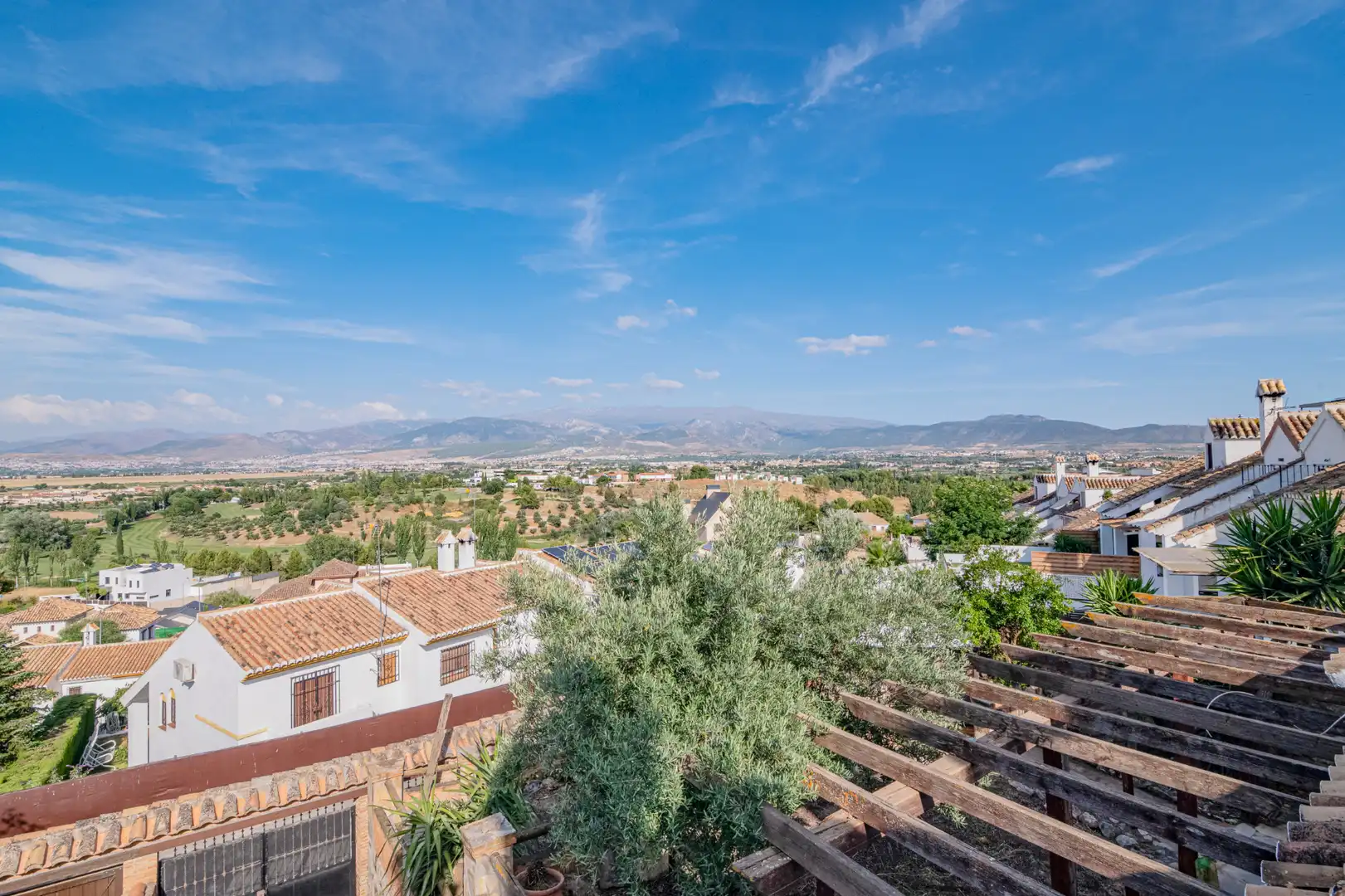 Vista exterior de Casa o xalet en venda en Las Gabias amb Jardí privat, Terrassa i Moblat