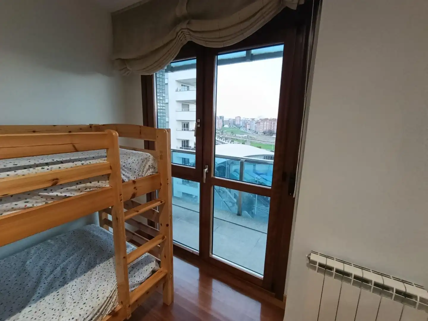 Dormitori de Pis en venda en Gijón  amb Terrassa, Traster i Moblat