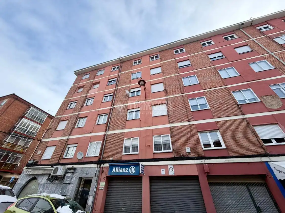 Vista exterior de Pis en venda en León Capital  amb Calefacció i Terrassa