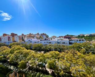 Vista exterior de Àtic en venda en Benalmádena amb Aire condicionat, Calefacció i Jardí privat