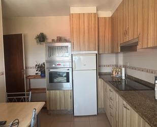 Kitchen of Flat to rent in Redondela  with Parquet flooring, Oven and Washing machine