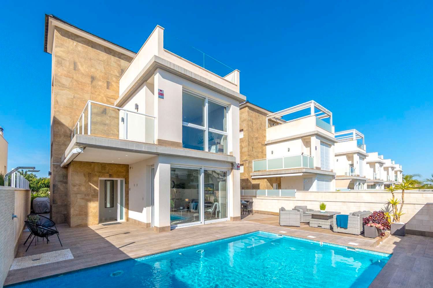 Swimming pool of House or chalet for sale in Torrevieja  with Air Conditioner, Heating and Terrace