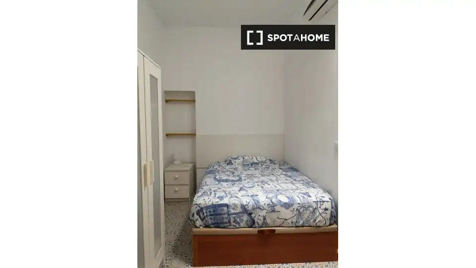 Room in Cortes - Huertas