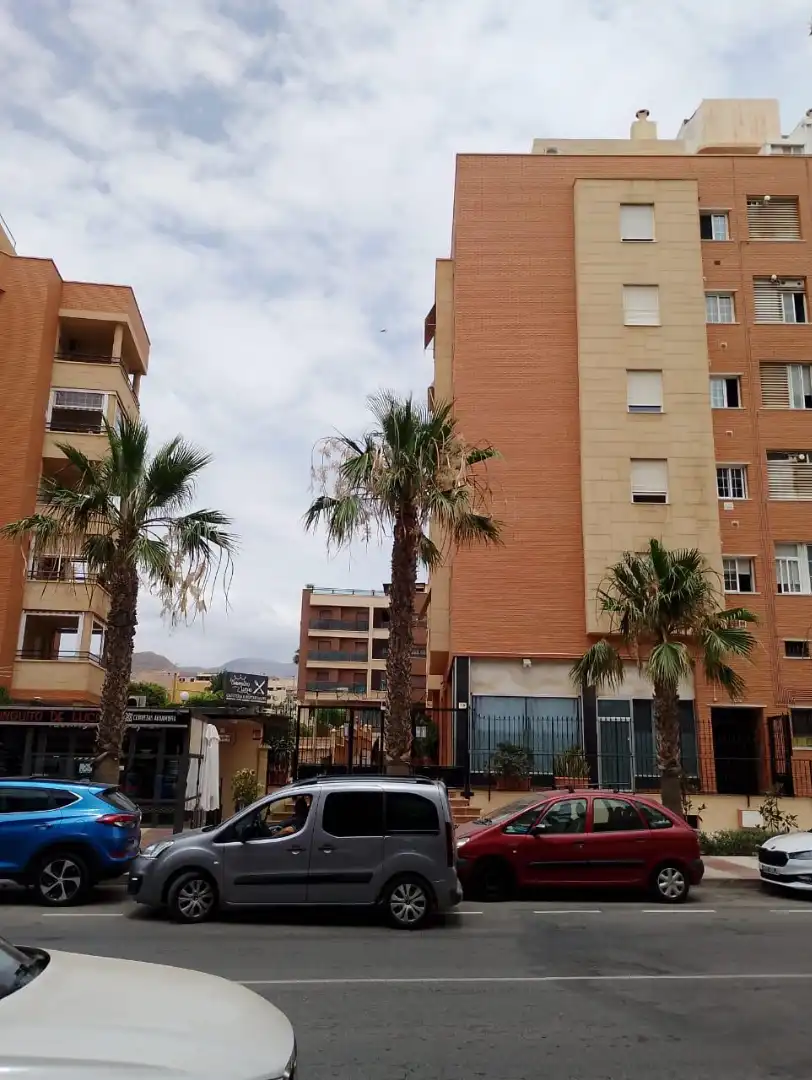 Vista exterior de Pis en venda en Roquetas de Mar amb Aire condicionat, Calefacció i Moblat