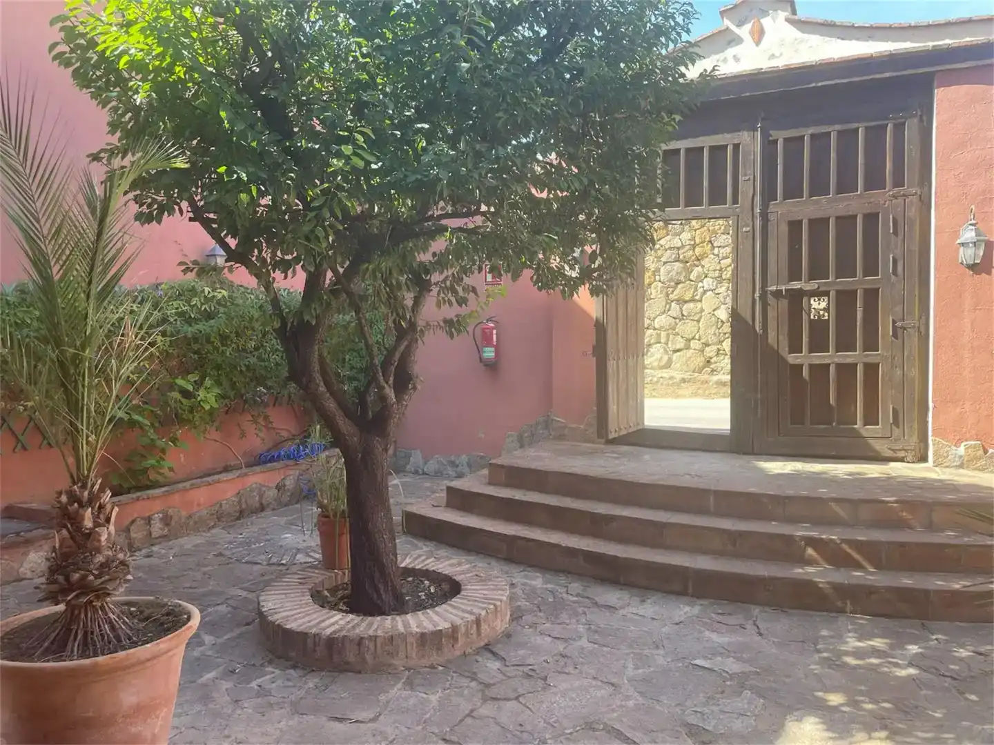 Jardí de Local en venda en Ronda amb Aire condicionat, Parquet i Moblat