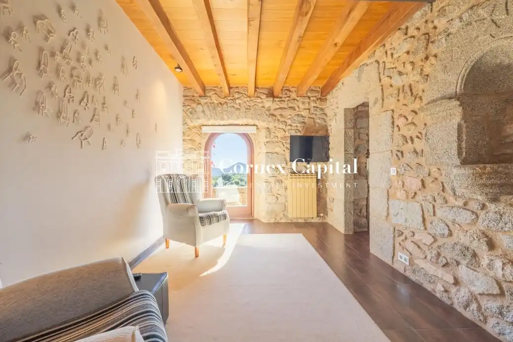 Sala de estar de Finca rústica en venta en Maçanet de Cabrenys con Calefacción, Jardín privado y Terraza