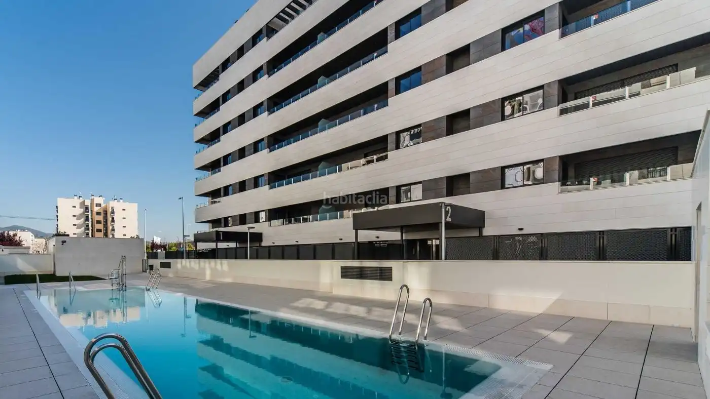 Piso con piscina en venta en Avenida Donantes de Órganos 3, imagen 3