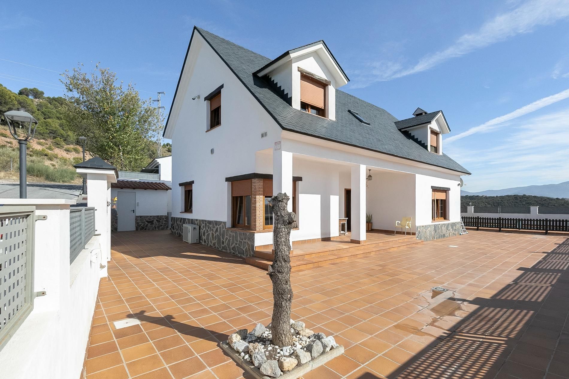 Vista exterior de Casa o xalet en venda en Huétor de Santillán amb Jardí privat i Piscina