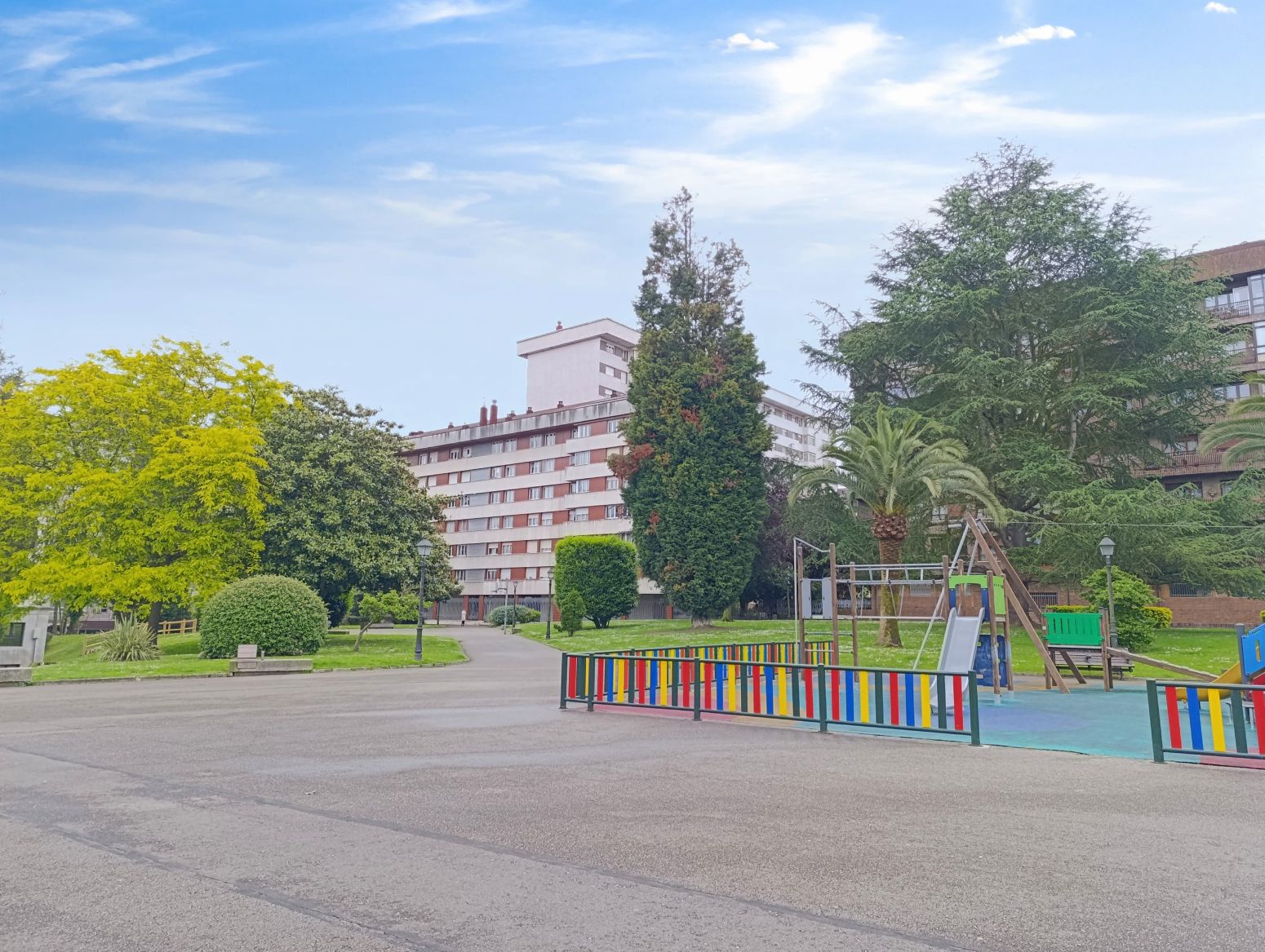 Vista exterior de Pis de lloguer en Oviedo  amb Calefacció, Parquet i Moblat
