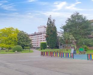 Vista exterior de Pis de lloguer en Oviedo  amb Calefacció, Parquet i Moblat