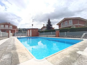 Detached house with balcony for sale in Barrio Pomar 2