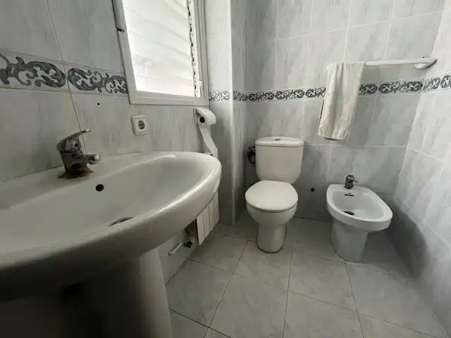 Badezimmer von Wohnung zum Verkauf in Salt mit Heizung