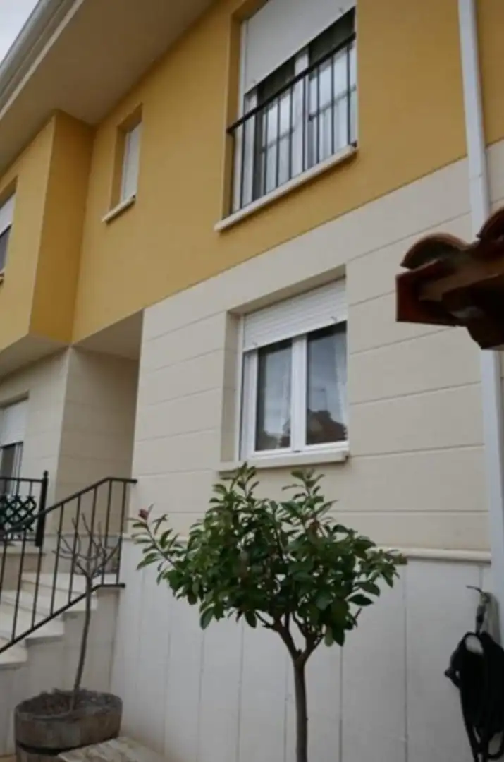 Vista exterior de Casa adosada en venta en Fuensaldaña con Calefacción y Trastero