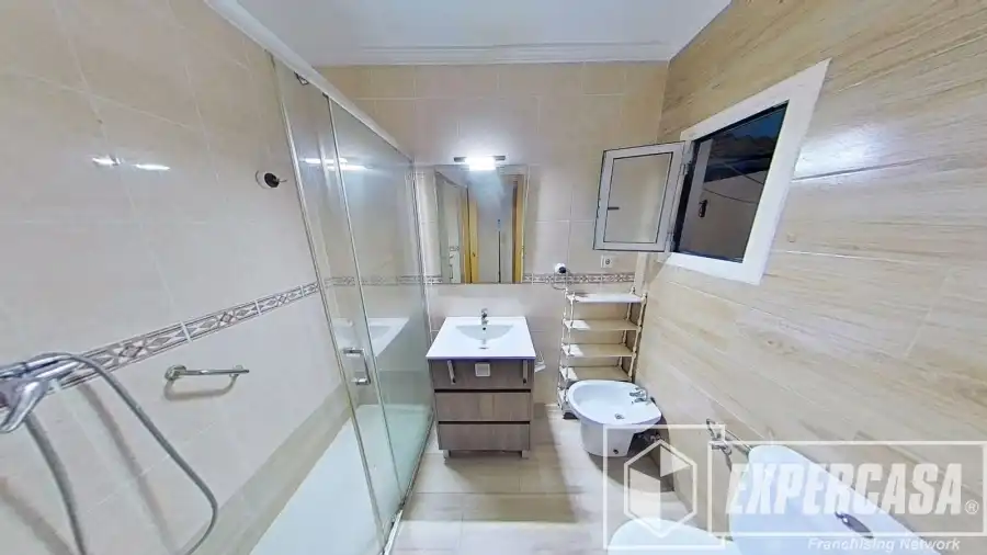 Bathroom of Flat for sale in Valencia  with Terrace and Storage room