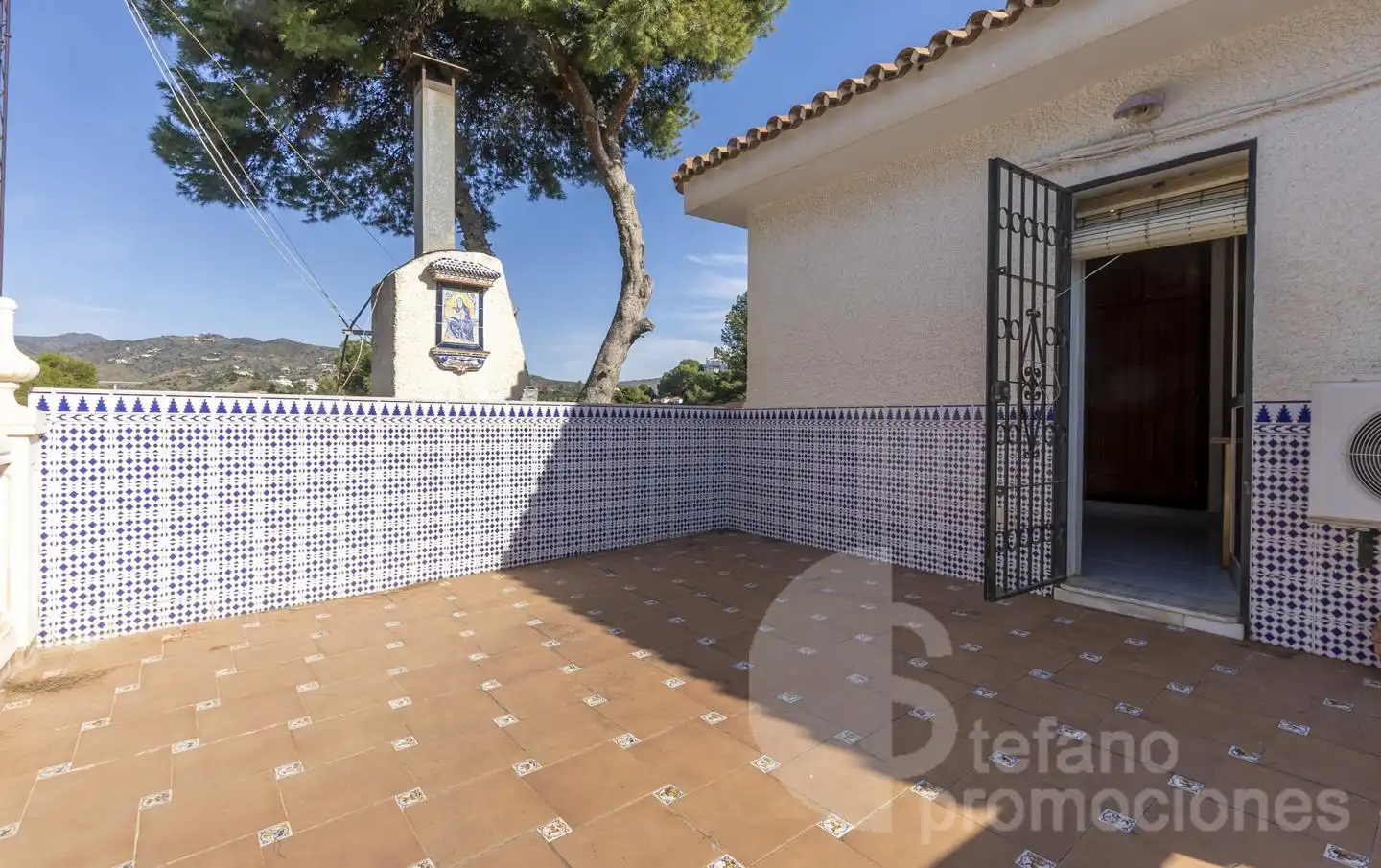 Vista exterior de Casa o xalet en venda en Málaga amb Aire condicionat, Jardí privat i Terrassa