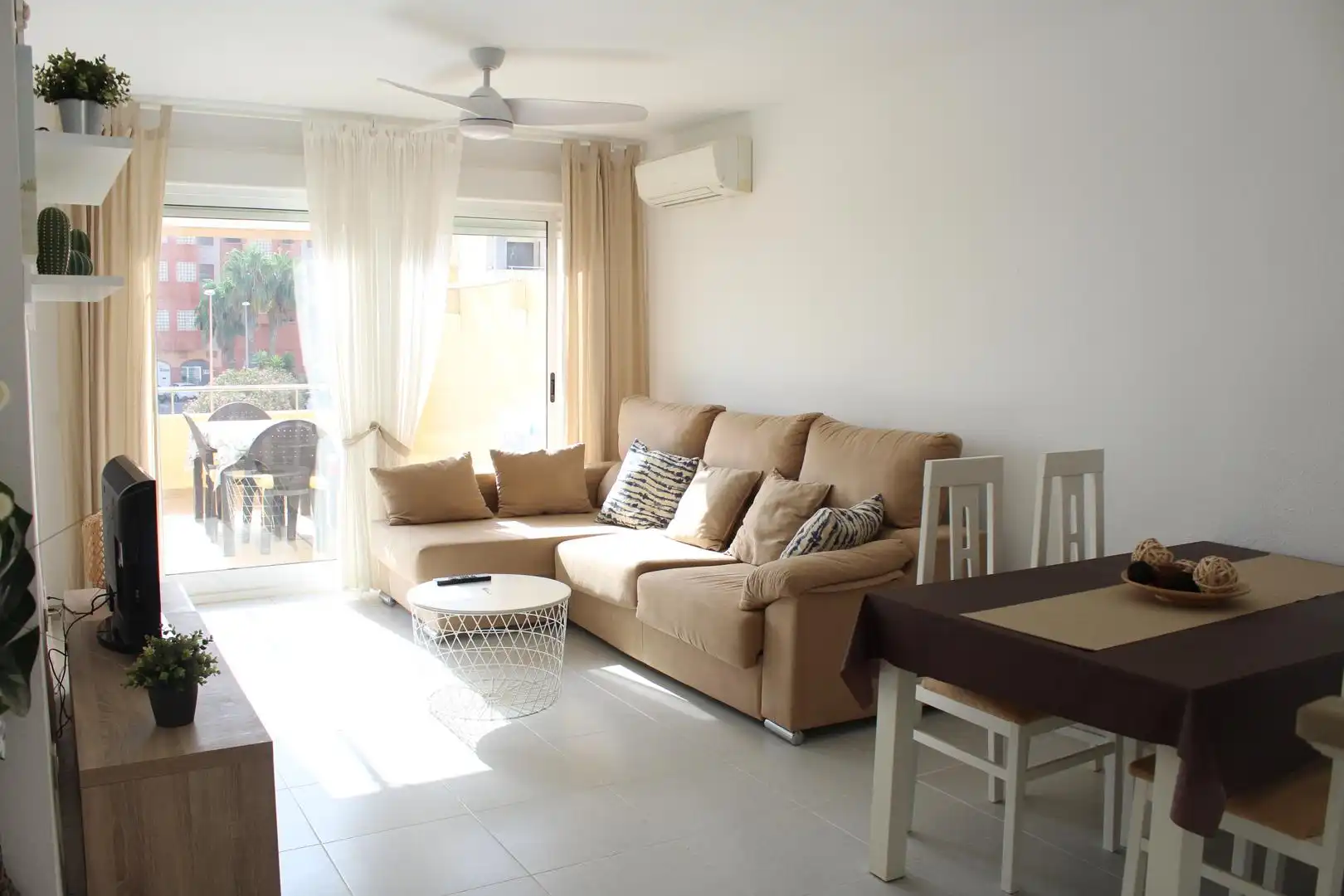 Sala d'estar de Apartament en venda en Roquetas de Mar amb Aire condicionat, Terrassa i Piscina