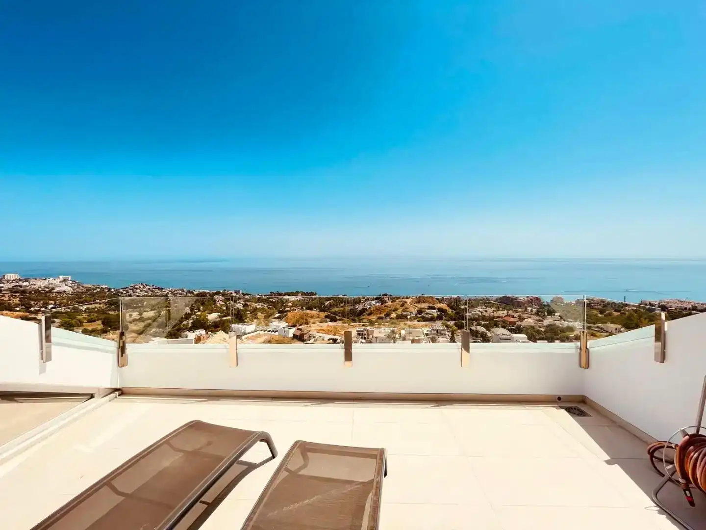 Terrasse von Dachboden zum Verkauf in Benalmádena mit Klimaanlage und Schwimmbad