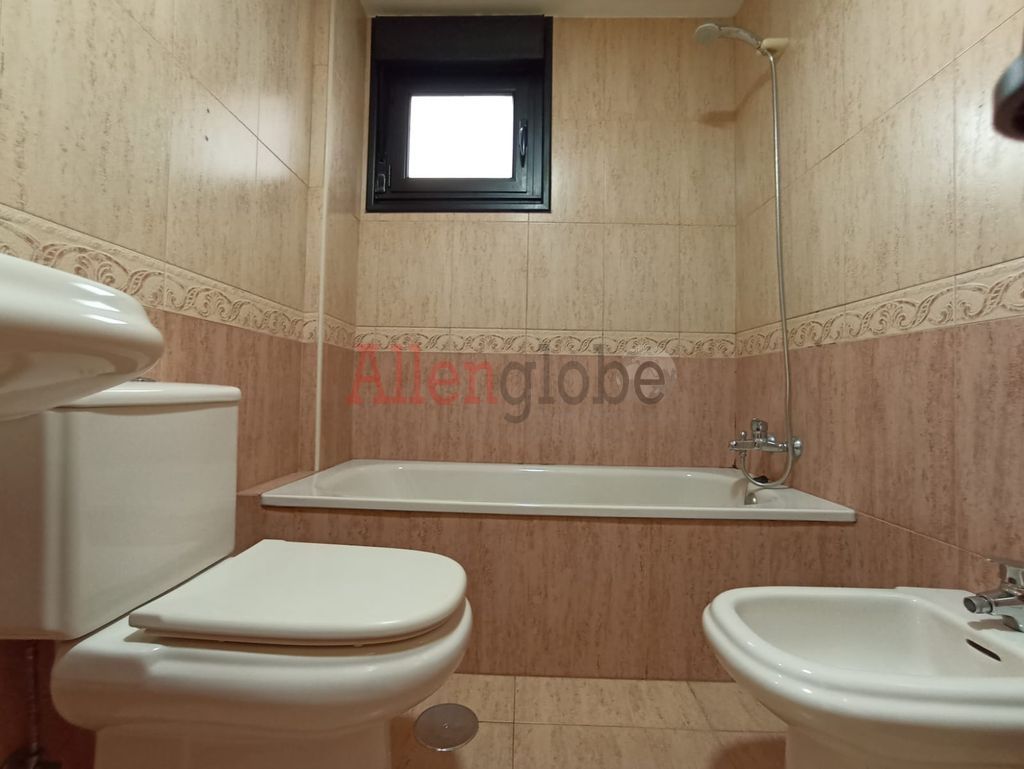 Bany de Apartament en venda en Oviedo  amb Calefacció i Traster