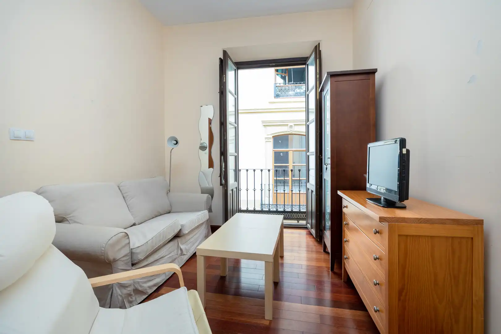 Living room of Flat for rent in Granada  with Air Conditioner, Heating and Parquet flooring