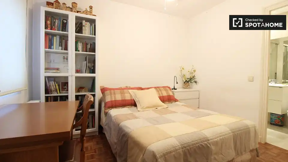 Bedroom of Flat for rent in Madrid  with Air Conditioner, Heating and Furnished