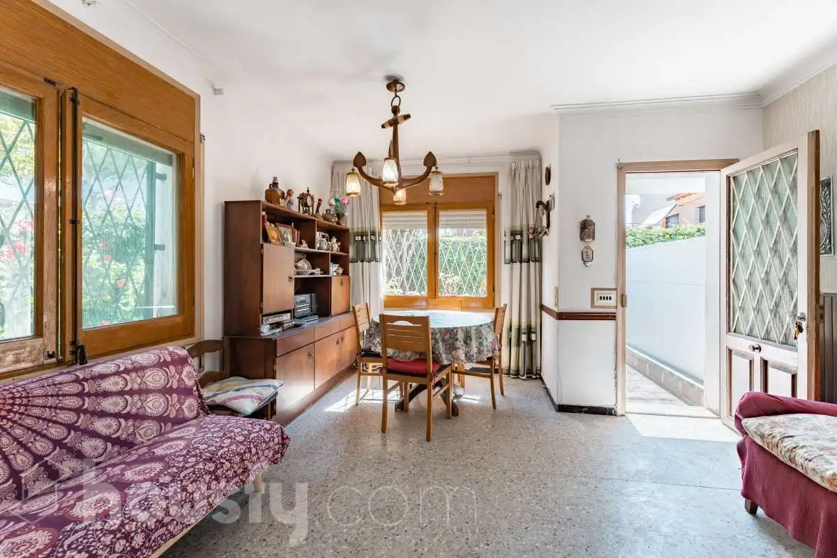 Sala d'estar de Casa o xalet en venda en Castelldefels amb Jardí privat, Terrassa i Traster