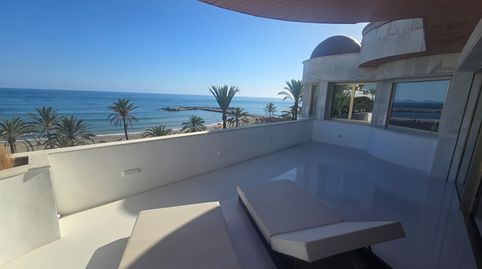 Impresionante apartamento en primera línea de playa situado en Puerto Banús con vistas panorámicas al mar.