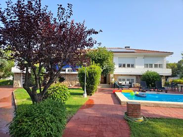 Chalet con balcón en venta en Calle de los Nardos