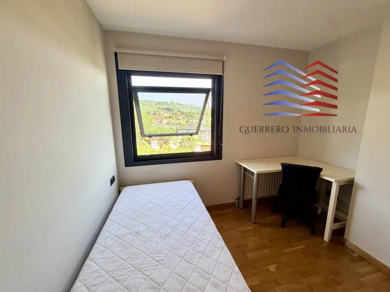 Dormitori de Apartament en venda en Ourense Capital  amb Calefacció, Parquet i Traster