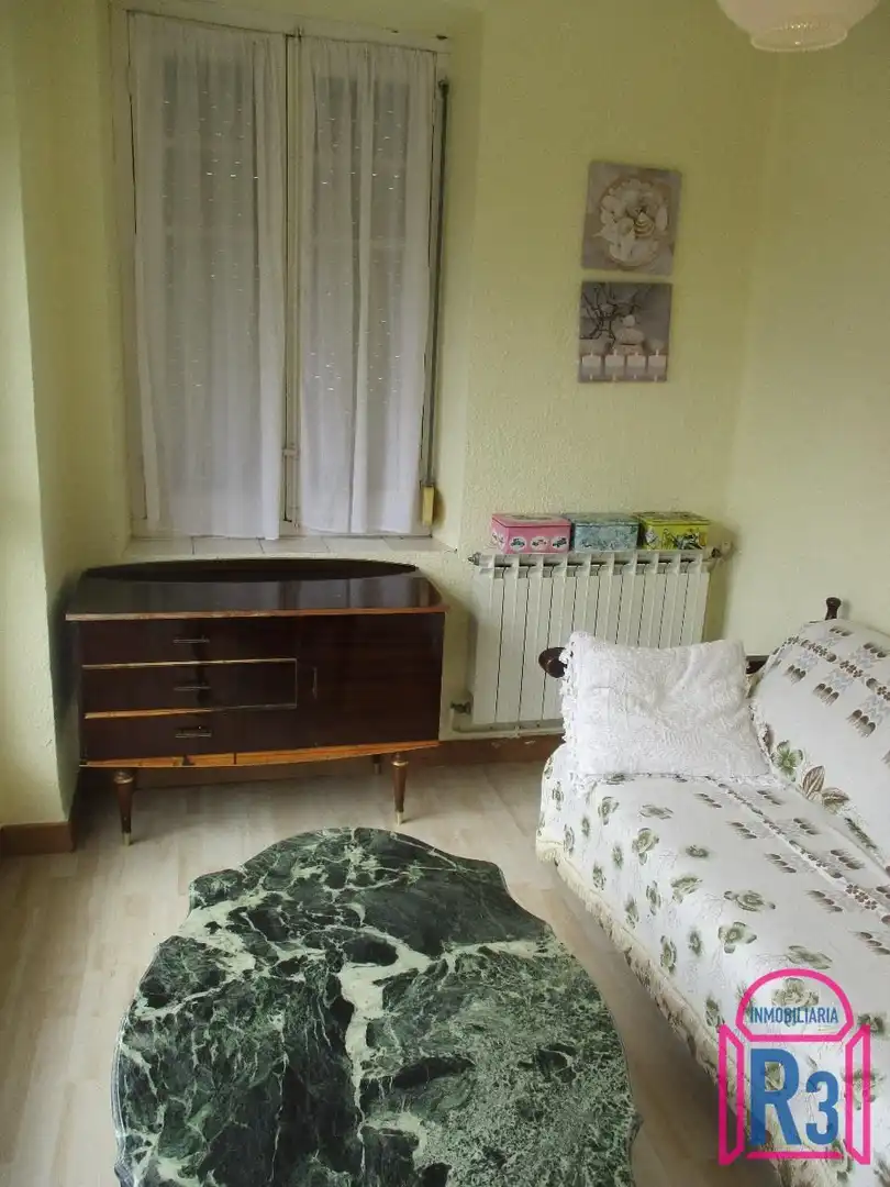 Dormitori de Casa o xalet en venda en León Capital  amb Calefacció