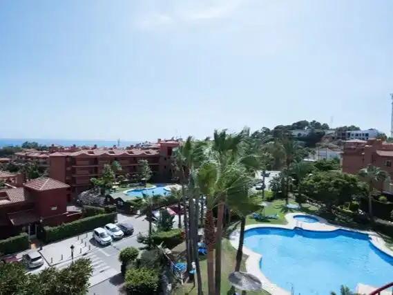 Außenansicht von Wohnung zur Miete in Marbella mit Klimaanlage, Privatgarten und Schwimmbad