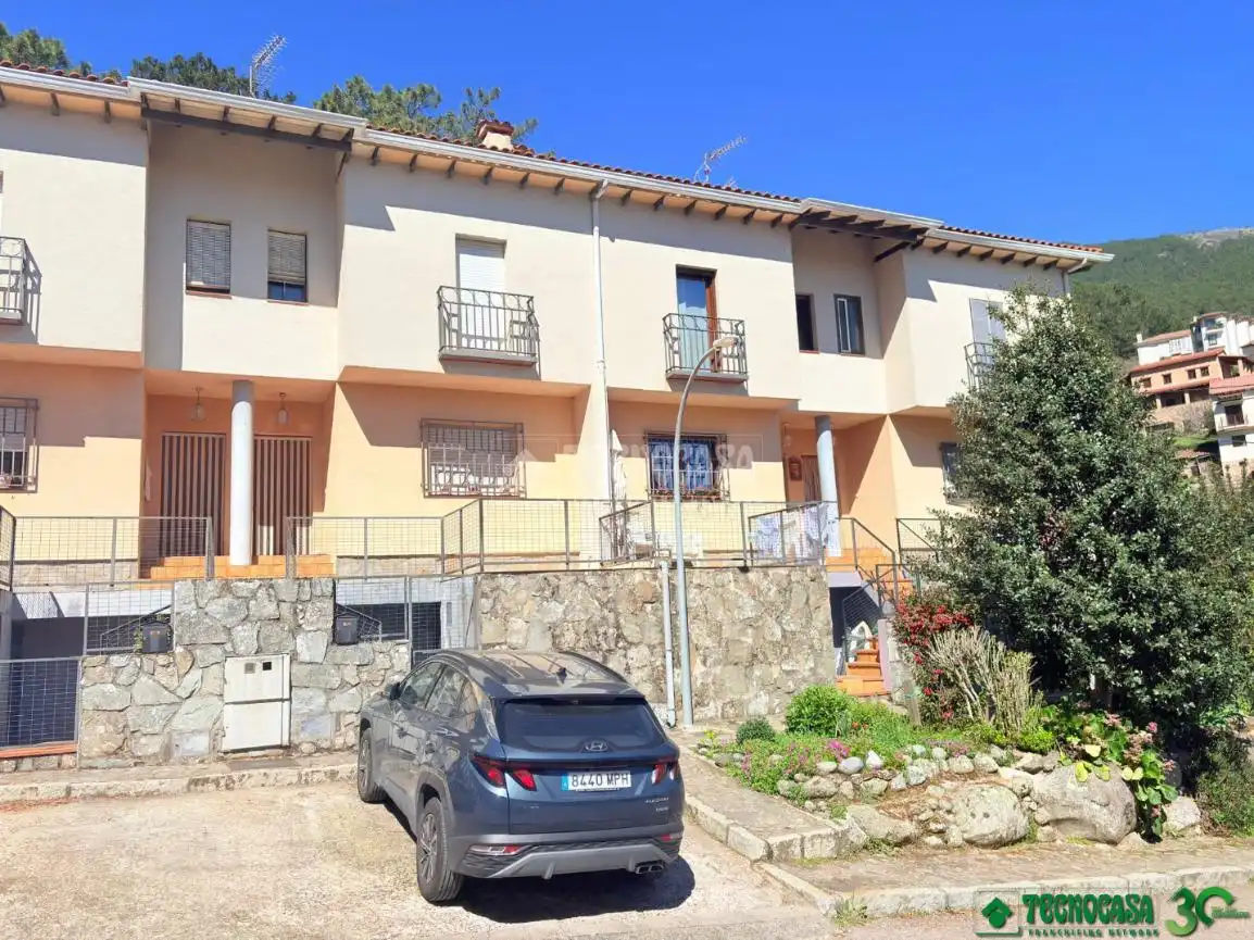 Vista exterior de Casa adosada en venda en Guisando