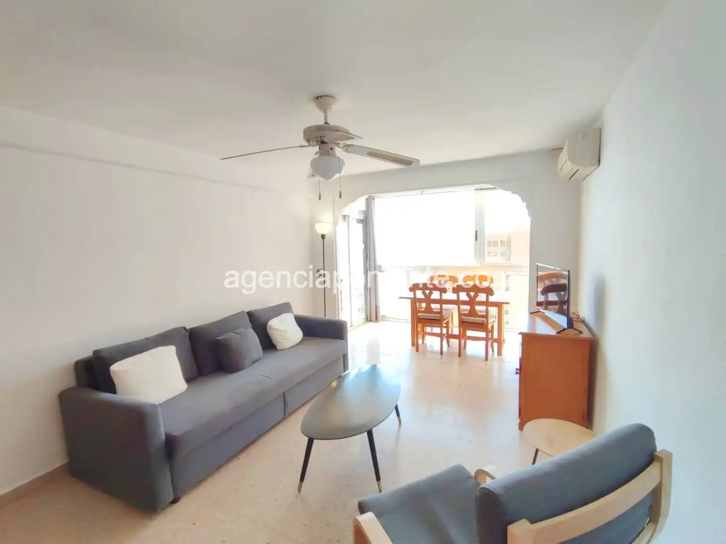 Sala d'estar de Apartament de lloguer en Benidorm amb Aire condicionat, Calefacció i Terrassa