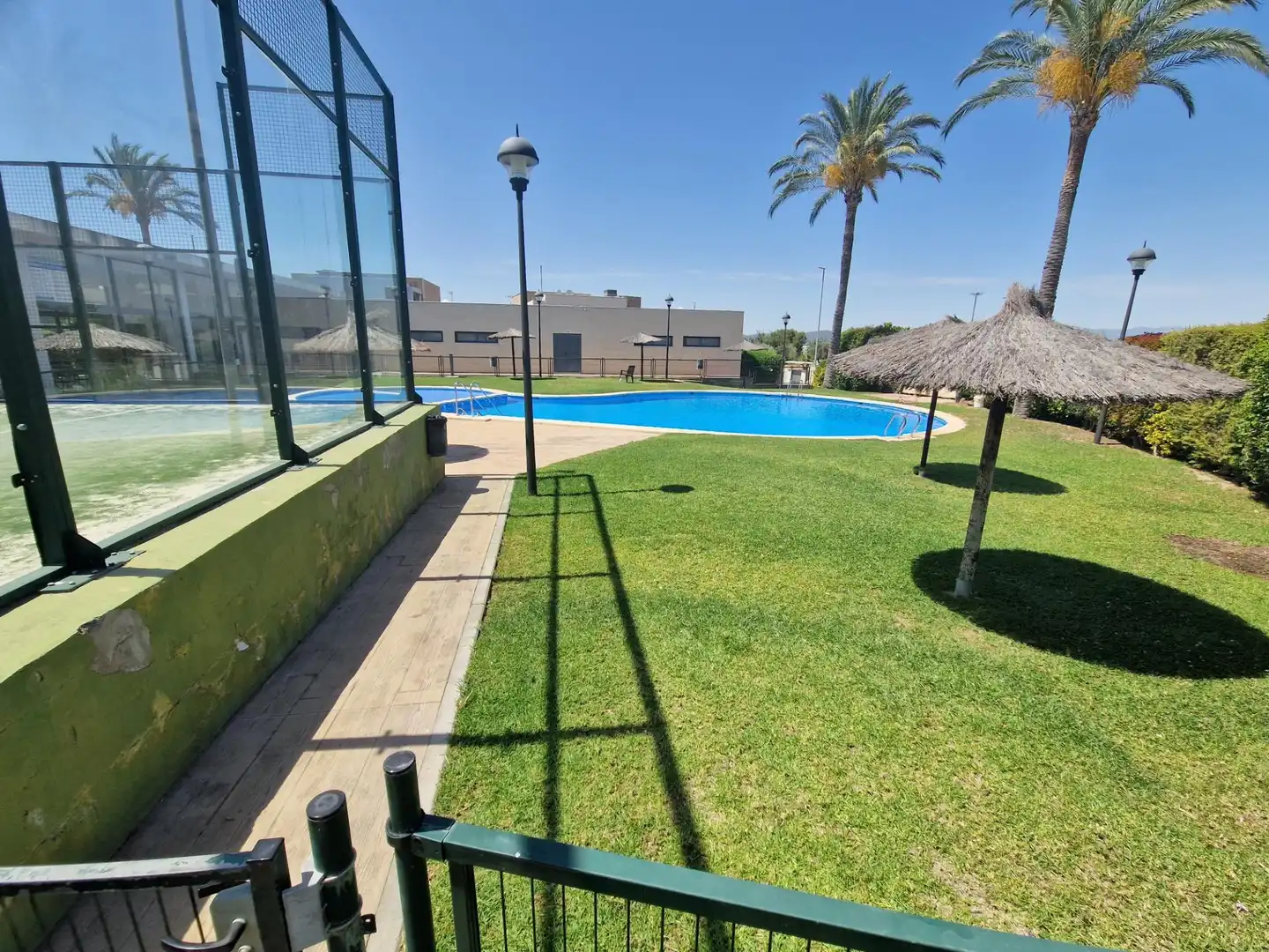 Schwimmbecken von Einfamilien-Reihenhaus zum Verkauf in La Pobla de Vallbona mit Klimaanlage, Heizung und Privatgarten